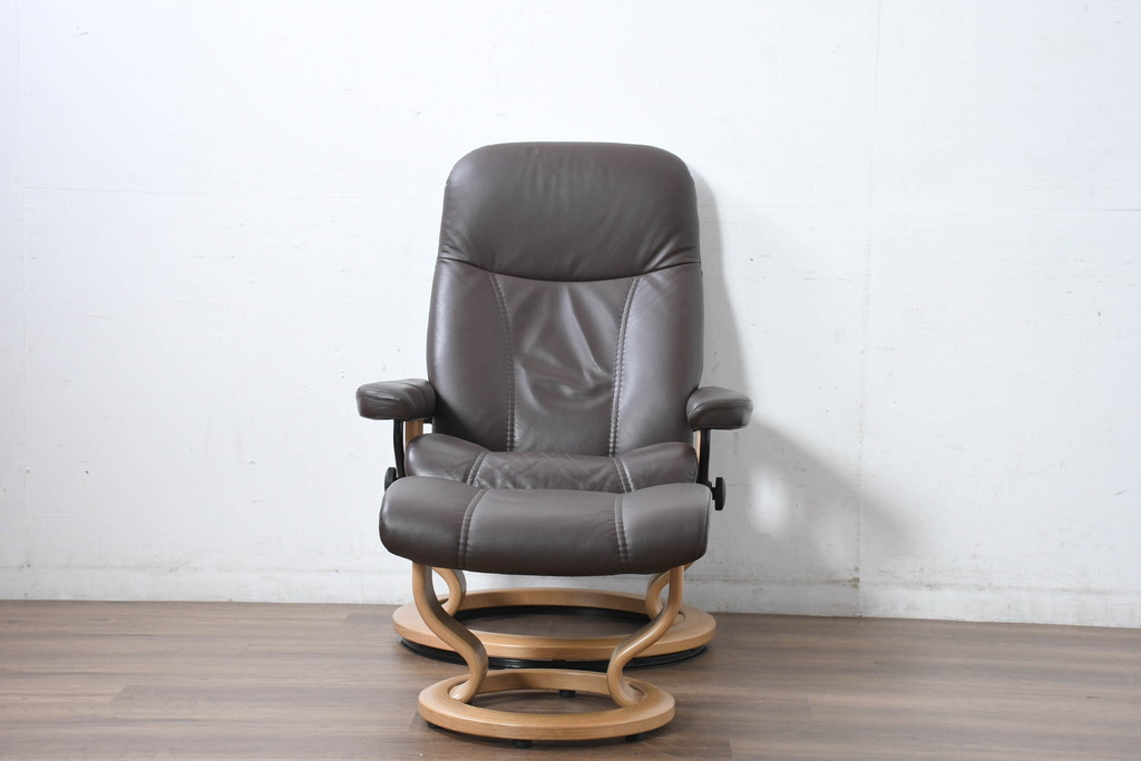 中古　美品　ノルウェー製　EKORNES(エコーネス)　コンサルシリーズ　クラシック　本革(レザー)　高級感漂う佇まいが魅力のオットマン付きストレスレスチェア(リクライニングチェア、一人掛けソファ、アームチェア、フットスツール、北欧)(R-083241)