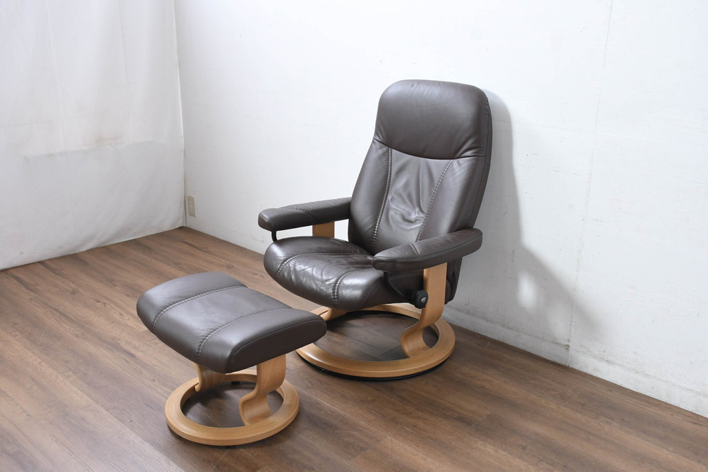 中古　美品　ノルウェー製　EKORNES(エコーネス)　コンサルシリーズ　クラシック　本革(レザー)　高級感漂う佇まいが魅力のオットマン付きストレスレスチェア(リクライニングチェア、一人掛けソファ、アームチェア、フットスツール、北欧)(R-083241)