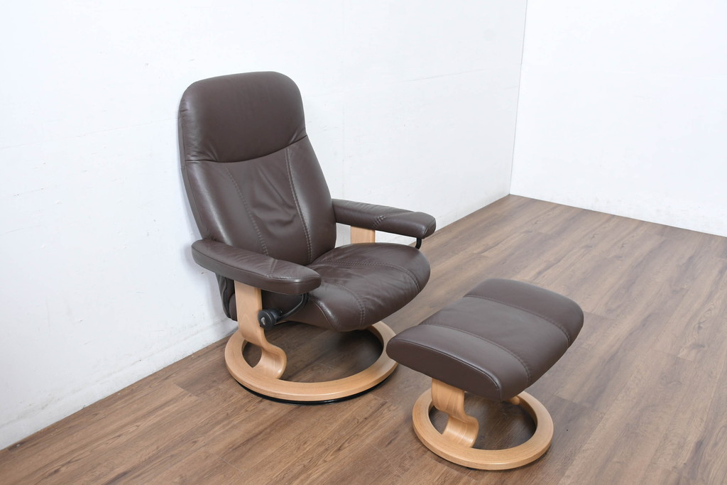 中古　美品　ノルウェー製　EKORNES(エコーネス)　コンサルシリーズ　クラシック　本革(レザー)　高級感漂う佇まいが魅力のオットマン付きストレスレスチェア(リクライニングチェア、一人掛けソファ、アームチェア、フットスツール、北欧)(R-083241)