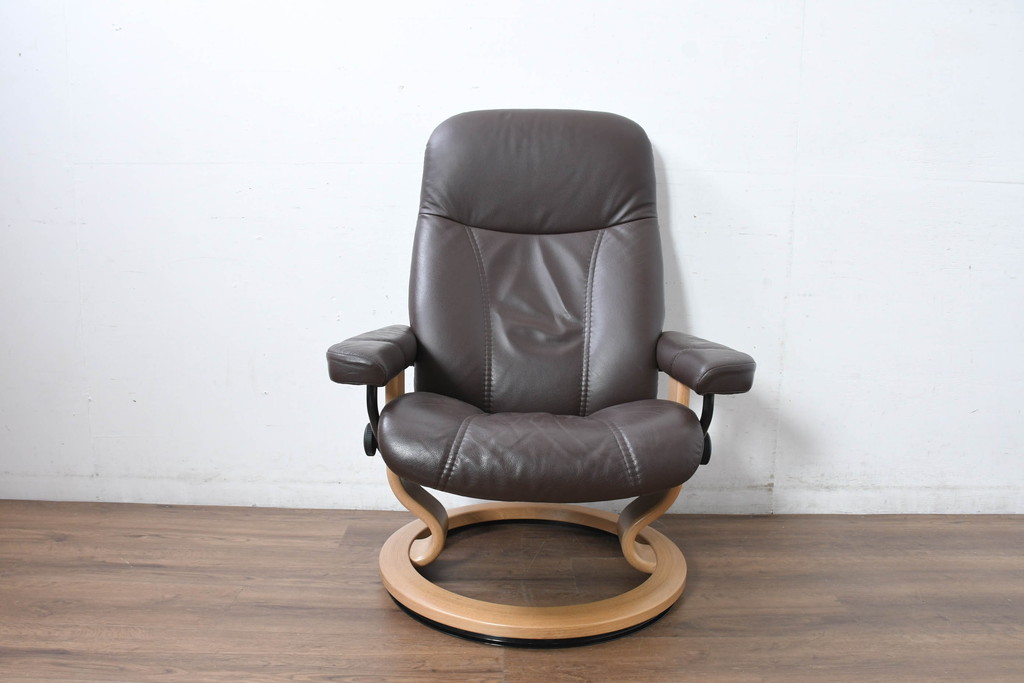 中古　美品　ノルウェー製　EKORNES(エコーネス)　コンサルシリーズ　クラシック　本革(レザー)　高級感漂う佇まいが魅力のオットマン付きストレスレスチェア(リクライニングチェア、一人掛けソファ、アームチェア、フットスツール、北欧)(R-083241)