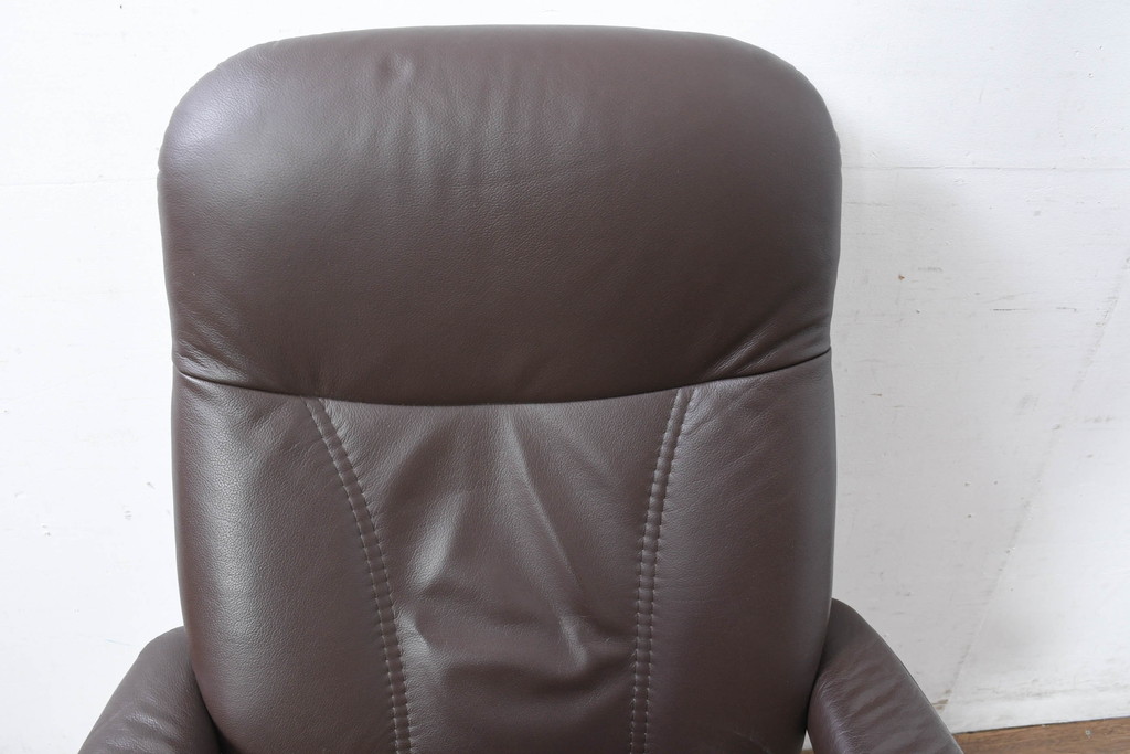 中古　美品　ノルウェー製　EKORNES(エコーネス)　コンサルシリーズ　クラシック　本革(レザー)　高級感漂う佇まいが魅力のオットマン付きストレスレスチェア(リクライニングチェア、一人掛けソファ、アームチェア、フットスツール、北欧)(R-083241)