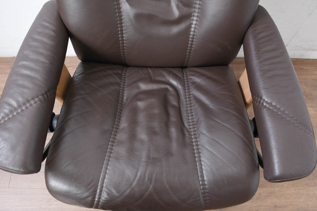 中古　美品　ノルウェー製　EKORNES(エコーネス)　コンサルシリーズ　クラシック　本革(レザー)　高級感漂う佇まいが魅力のオットマン付きストレスレスチェア(リクライニングチェア、一人掛けソファ、アームチェア、フットスツール、北欧)(R-083241)