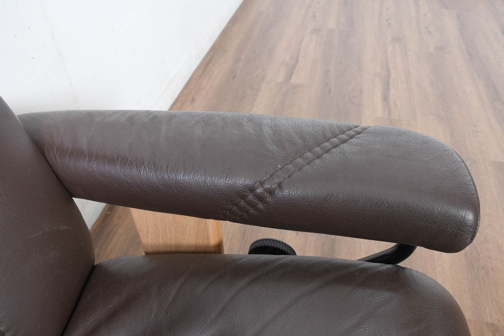 中古　美品　ノルウェー製　EKORNES(エコーネス)　コンサルシリーズ　クラシック　本革(レザー)　高級感漂う佇まいが魅力のオットマン付きストレスレスチェア(リクライニングチェア、一人掛けソファ、アームチェア、フットスツール、北欧)(R-083241)