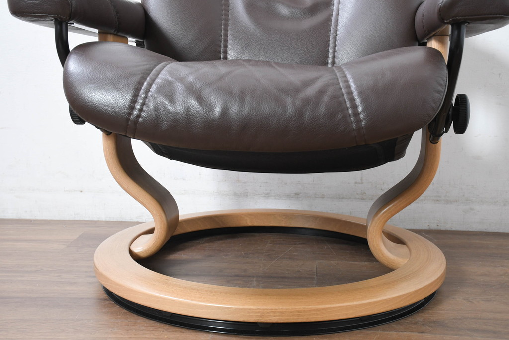 中古　美品　ノルウェー製　EKORNES(エコーネス)　コンサルシリーズ　クラシック　本革(レザー)　高級感漂う佇まいが魅力のオットマン付きストレスレスチェア(リクライニングチェア、一人掛けソファ、アームチェア、フットスツール、北欧)(R-083241)