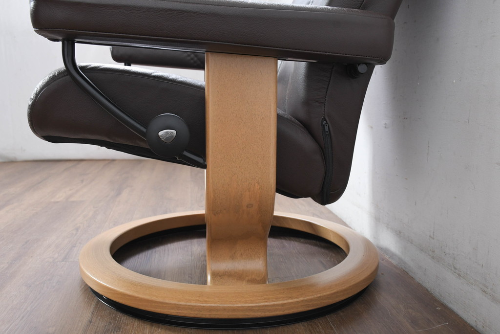 中古　美品　ノルウェー製　EKORNES(エコーネス)　コンサルシリーズ　クラシック　本革(レザー)　高級感漂う佇まいが魅力のオットマン付きストレスレスチェア(リクライニングチェア、一人掛けソファ、アームチェア、フットスツール、北欧)(R-083241)