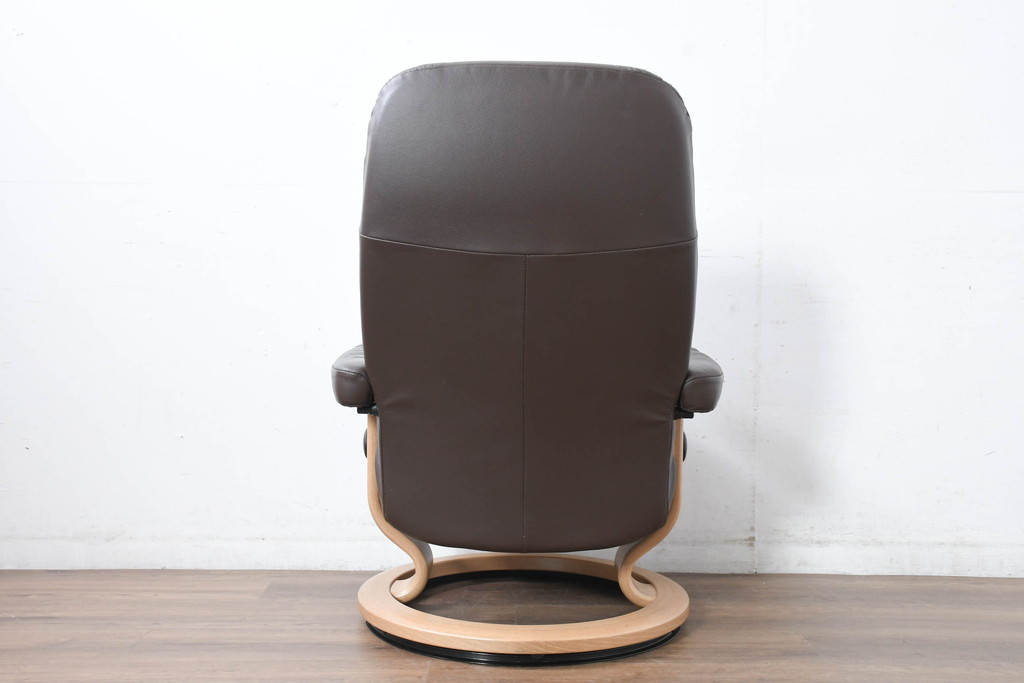 中古　美品　ノルウェー製　EKORNES(エコーネス)　コンサルシリーズ　クラシック　本革(レザー)　高級感漂う佇まいが魅力のオットマン付きストレスレスチェア(リクライニングチェア、一人掛けソファ、アームチェア、フットスツール、北欧)(R-083241)