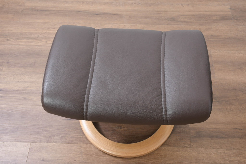 中古　美品　ノルウェー製　EKORNES(エコーネス)　コンサルシリーズ　クラシック　本革(レザー)　高級感漂う佇まいが魅力のオットマン付きストレスレスチェア(リクライニングチェア、一人掛けソファ、アームチェア、フットスツール、北欧)(R-083241)