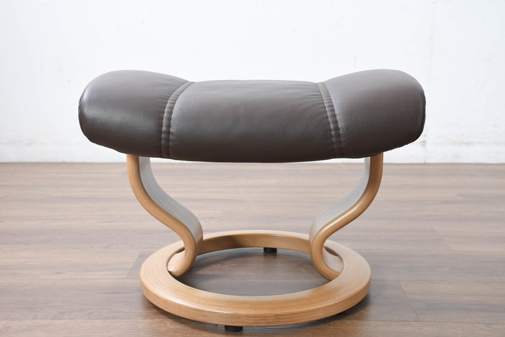 中古　美品　ノルウェー製　EKORNES(エコーネス)　コンサルシリーズ　クラシック　本革(レザー)　高級感漂う佇まいが魅力のオットマン付きストレスレスチェア(リクライニングチェア、一人掛けソファ、アームチェア、フットスツール、北欧)(R-083241)