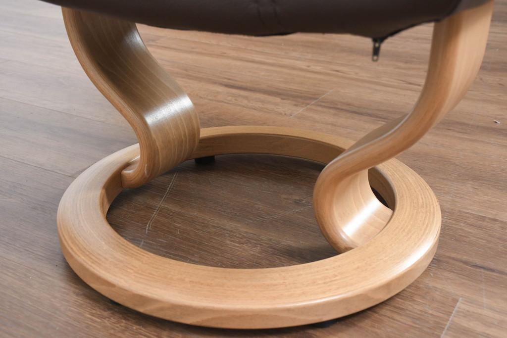 中古　美品　ノルウェー製　EKORNES(エコーネス)　コンサルシリーズ　クラシック　本革(レザー)　高級感漂う佇まいが魅力のオットマン付きストレスレスチェア(リクライニングチェア、一人掛けソファ、アームチェア、フットスツール、北欧)(R-083241)