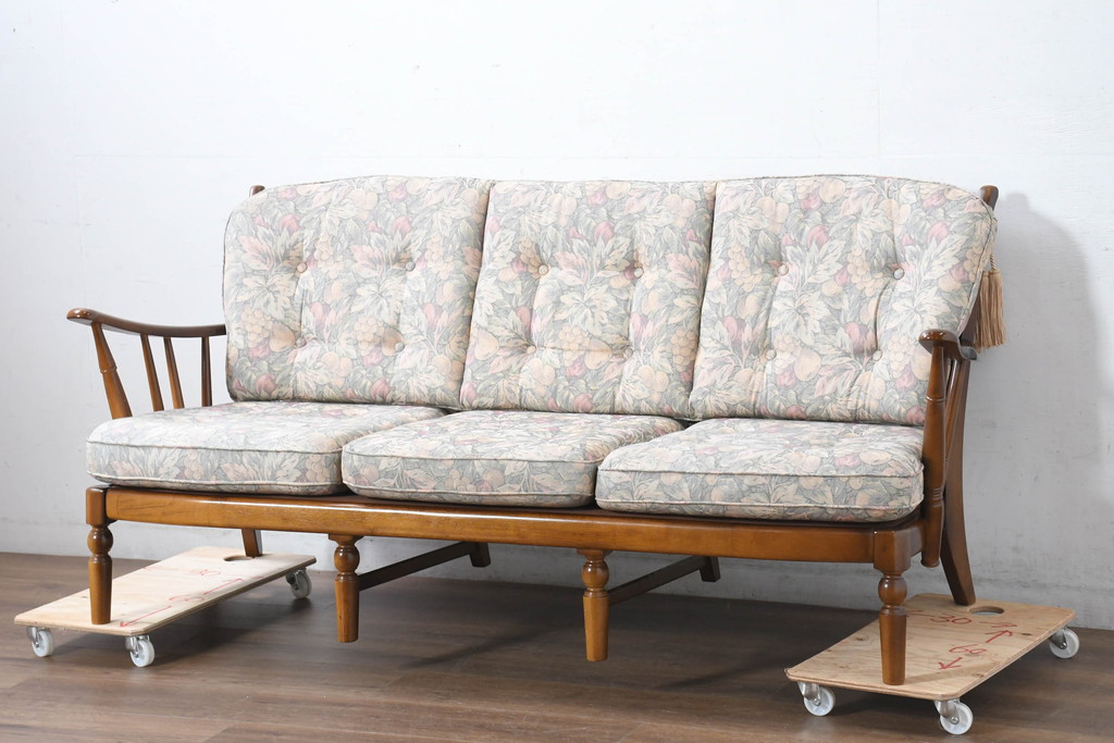 中古　カリモク家具(karimoku)　COLONIAL(コロニアル)シリーズ　クラシカルな佇まいが魅力的な3人掛けソファ(花柄、三人掛け、3Pソファ、トリプルソファ)(R-083242)