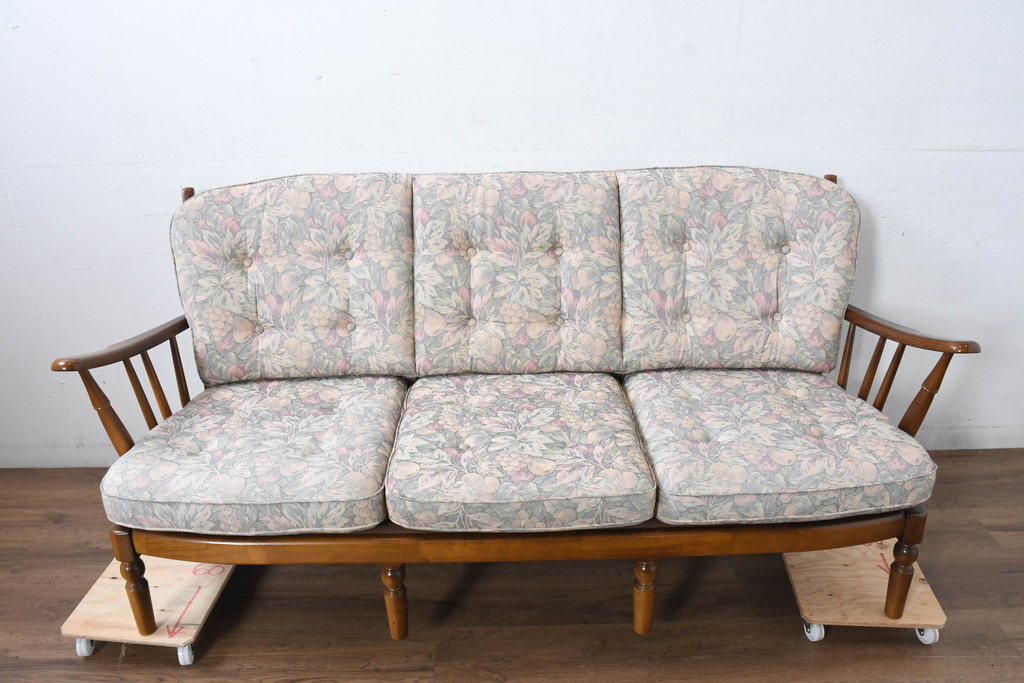 中古　カリモク家具(karimoku)　COLONIAL(コロニアル)シリーズ　クラシカルな佇まいが魅力的な3人掛けソファ(花柄、三人掛け、3Pソファ、トリプルソファ)(R-083242)