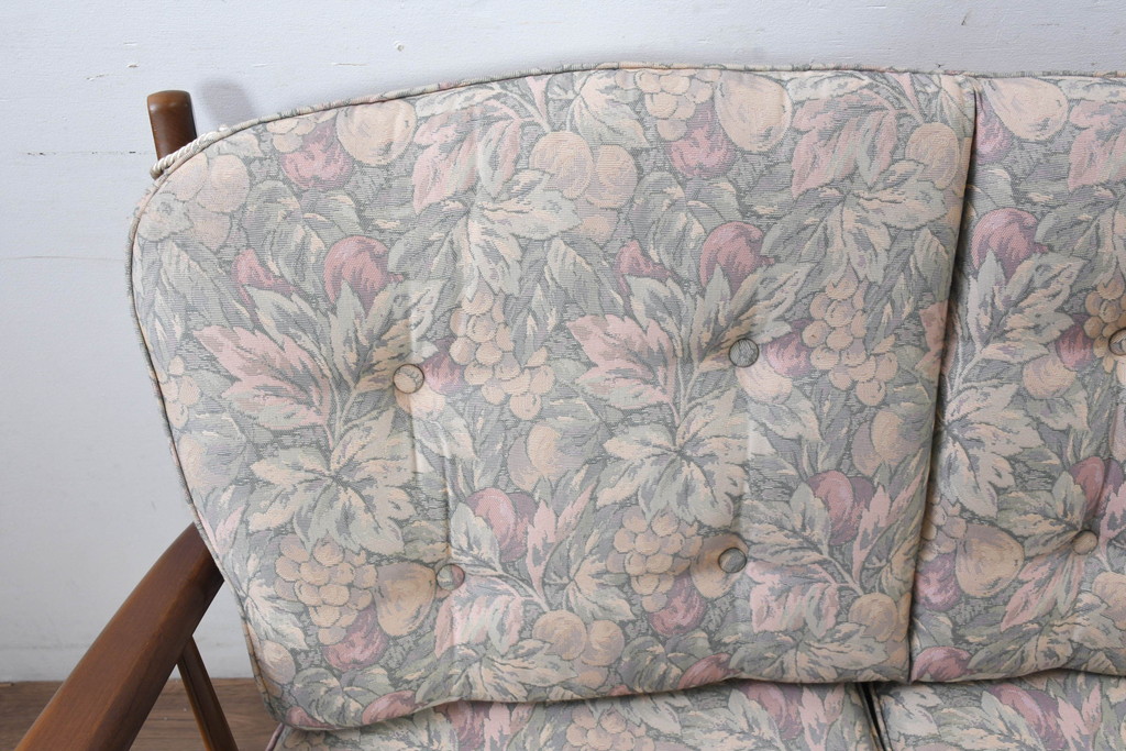 中古　カリモク家具(karimoku)　COLONIAL(コロニアル)シリーズ　クラシカルな佇まいが魅力的な3人掛けソファ(花柄、三人掛け、3Pソファ、トリプルソファ)(R-083242)