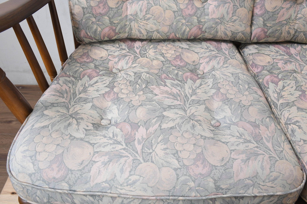 中古　カリモク家具(karimoku)　COLONIAL(コロニアル)シリーズ　クラシカルな佇まいが魅力的な3人掛けソファ(花柄、三人掛け、3Pソファ、トリプルソファ)(R-083242)