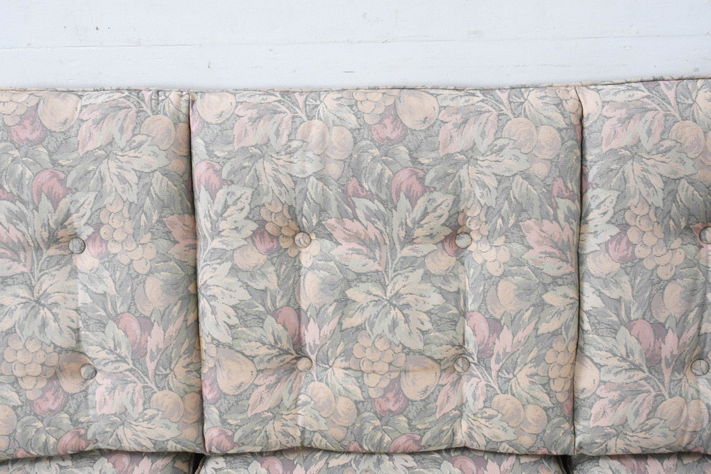 中古　カリモク家具(karimoku)　COLONIAL(コロニアル)シリーズ　クラシカルな佇まいが魅力的な3人掛けソファ(花柄、三人掛け、3Pソファ、トリプルソファ)(R-083242)