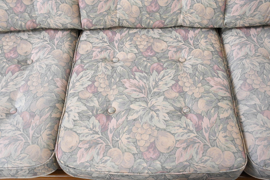 中古　カリモク家具(karimoku)　COLONIAL(コロニアル)シリーズ　クラシカルな佇まいが魅力的な3人掛けソファ(花柄、三人掛け、3Pソファ、トリプルソファ)(R-083242)