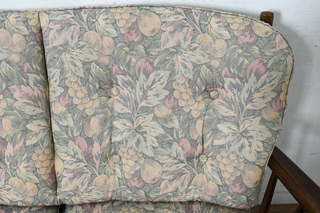 中古　カリモク家具(karimoku)　COLONIAL(コロニアル)シリーズ　クラシカルな佇まいが魅力的な3人掛けソファ(花柄、三人掛け、3Pソファ、トリプルソファ)(R-083242)