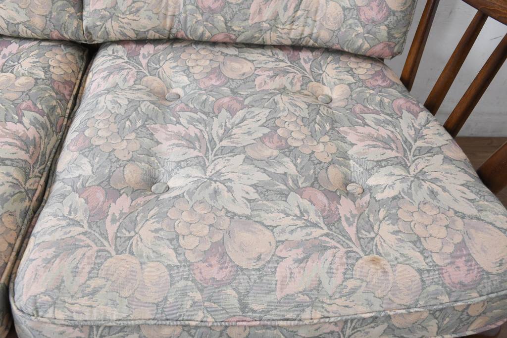 中古　カリモク家具(karimoku)　COLONIAL(コロニアル)シリーズ　クラシカルな佇まいが魅力的な3人掛けソファ(花柄、三人掛け、3Pソファ、トリプルソファ)(R-083242)