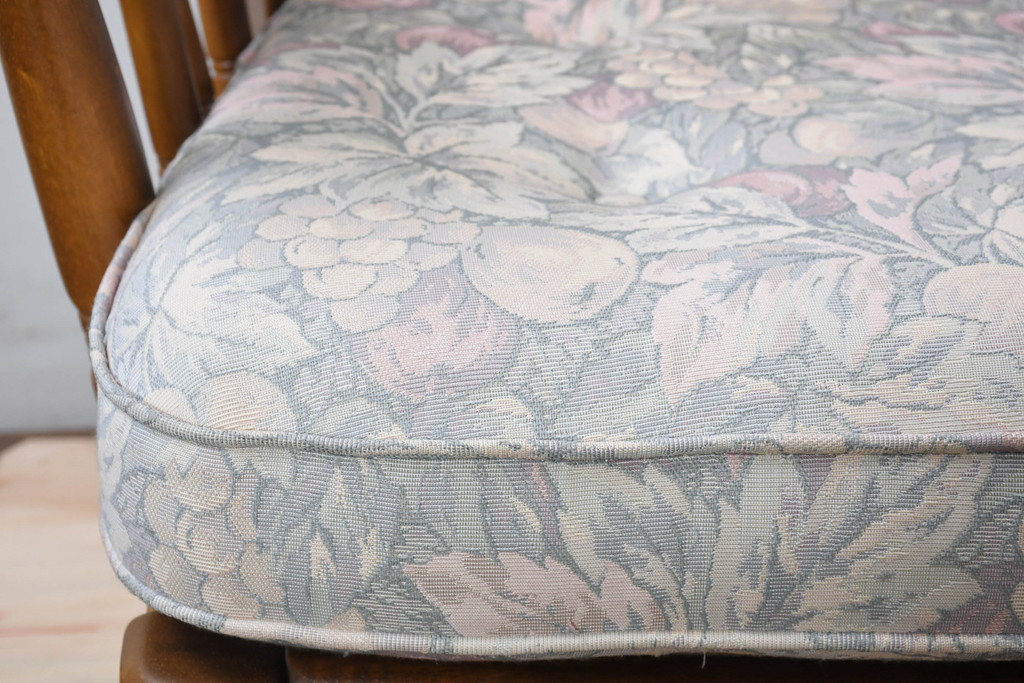 中古　カリモク家具(karimoku)　COLONIAL(コロニアル)シリーズ　クラシカルな佇まいが魅力的な3人掛けソファ(花柄、三人掛け、3Pソファ、トリプルソファ)(R-083242)
