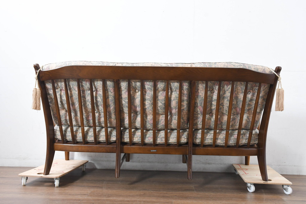 中古　カリモク家具(karimoku)　COLONIAL(コロニアル)シリーズ　クラシカルな佇まいが魅力的な3人掛けソファ(花柄、三人掛け、3Pソファ、トリプルソファ)(R-083242)