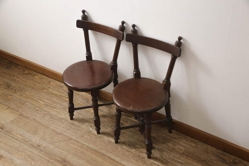 和製ビンテージ　九州民芸家具　凝った意匠が目を惹くシックな佇まいの南京小椅子2脚セット(板座チェア、ダイニングチェア、イス、いす、ヴィンテージ)(R-069968)