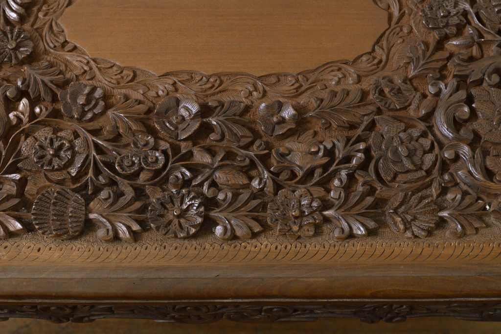 中古　高級　海外輸入家具　凝った脚のつくりが目を引く彫刻入りサイドテーブル(ローテーブル、センターテーブル)(R-061482)