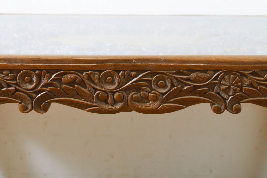 中古　高級　海外輸入家具　凝った脚のつくりが目を引く彫刻入りサイドテーブル(ローテーブル、センターテーブル)(R-061482)