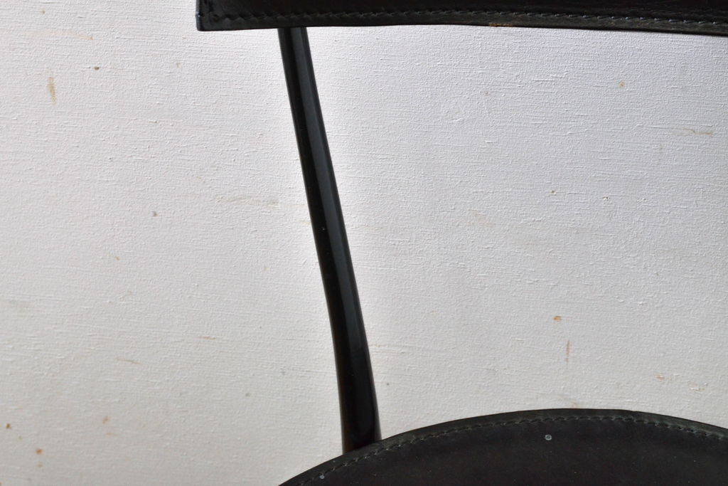 中古　希少品　イタリア　ザノッタ(zanotta)　TONIETTA(トニエッタ)シリーズ　本革　優雅なフォルムが魅力的なレザーチェア(ダイニングチェア、イス、椅子)(定価約17万円)(R-061386)