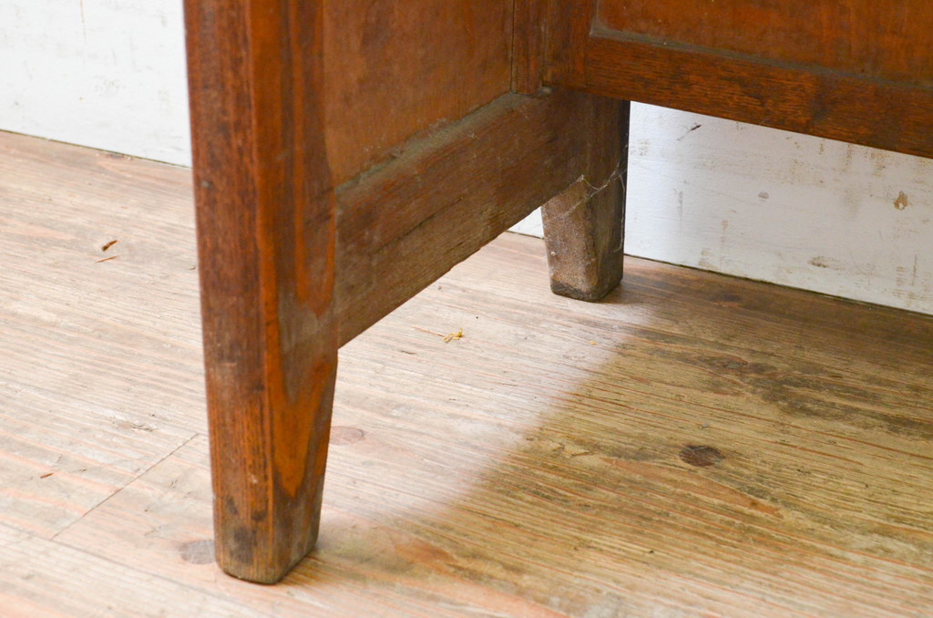 和製アンティーク　昭和レトロ　古いタモ材の味わいが魅力的な小振りな引き出し付きサイドテーブル(ナイトテーブル、エンドテーブル、花台、飾り台)(R-069374)