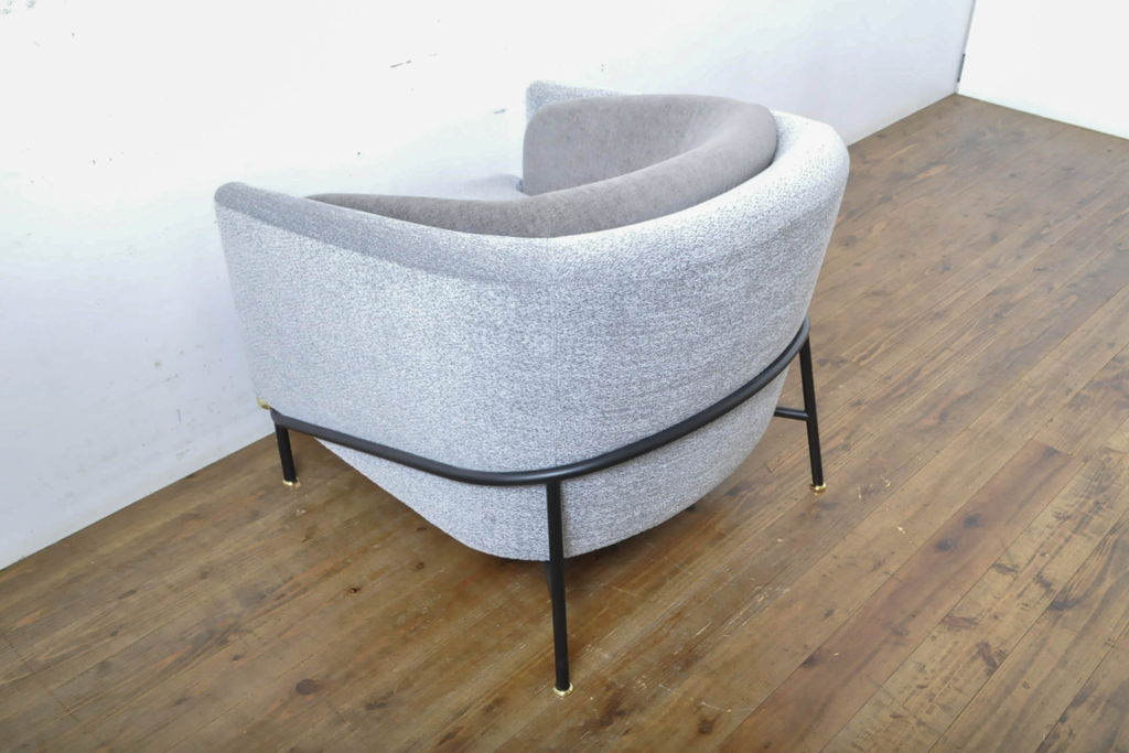 中古　イタリア　ミノッティ(Minotti)　フィルノワール(FIL NOIR)　洗練されたシルエットが美しいアームチェア(定価約70万円)(一人掛けソファ、1人掛け、イス)(R-061394)