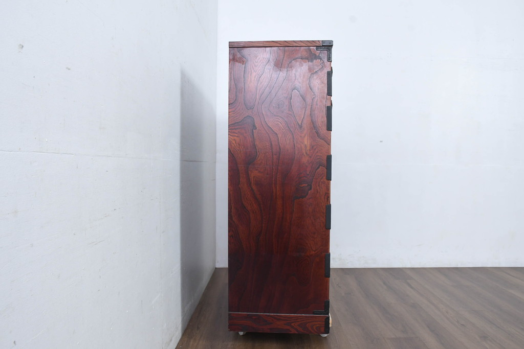 中古　岩谷堂箪笥　動きのある杢目と存在感のある金具が魅力的な衣装箪笥(収納タンス、和箪笥、整理箪笥、引き出し)(R-083365)