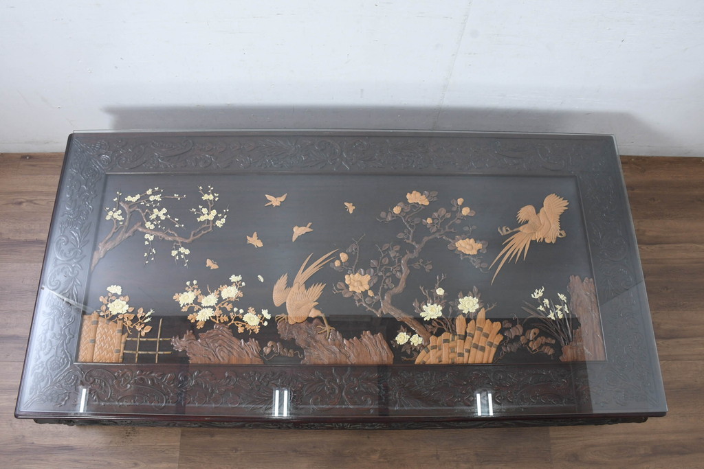 中古　超美品　民芸家具　総紫檀(シタン)彫刻　花鳥図と龍の総彫りが高級感たっぷりなガラス天板付き座卓(ローテーブル、センターテーブル、リビングテーブル)(R-083418)