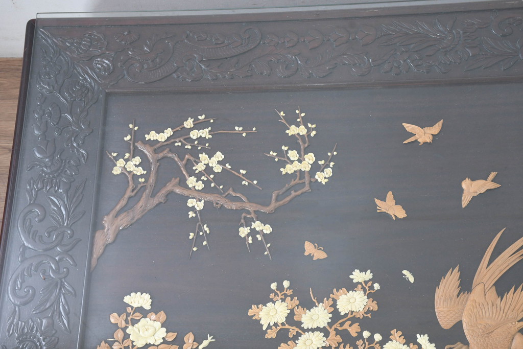 中古　超美品　民芸家具　総紫檀(シタン)彫刻　花鳥図と龍の総彫りが高級感たっぷりなガラス天板付き座卓(ローテーブル、センターテーブル、リビングテーブル)(R-083418)