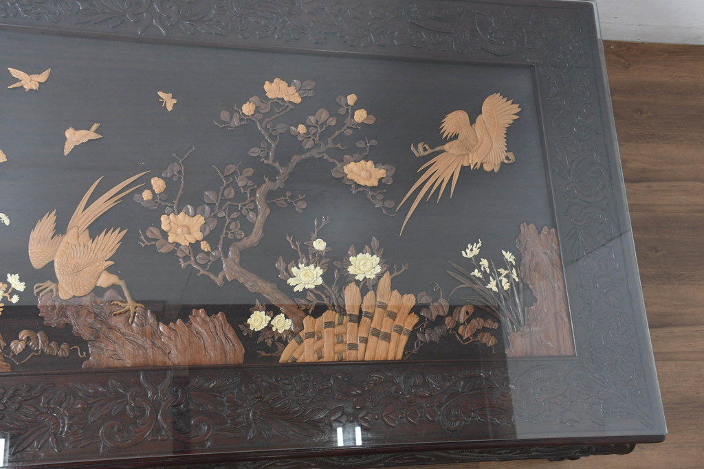 中古　超美品　民芸家具　総紫檀(シタン)彫刻　花鳥図と龍の総彫りが高級感たっぷりなガラス天板付き座卓(ローテーブル、センターテーブル、リビングテーブル)(R-083418)