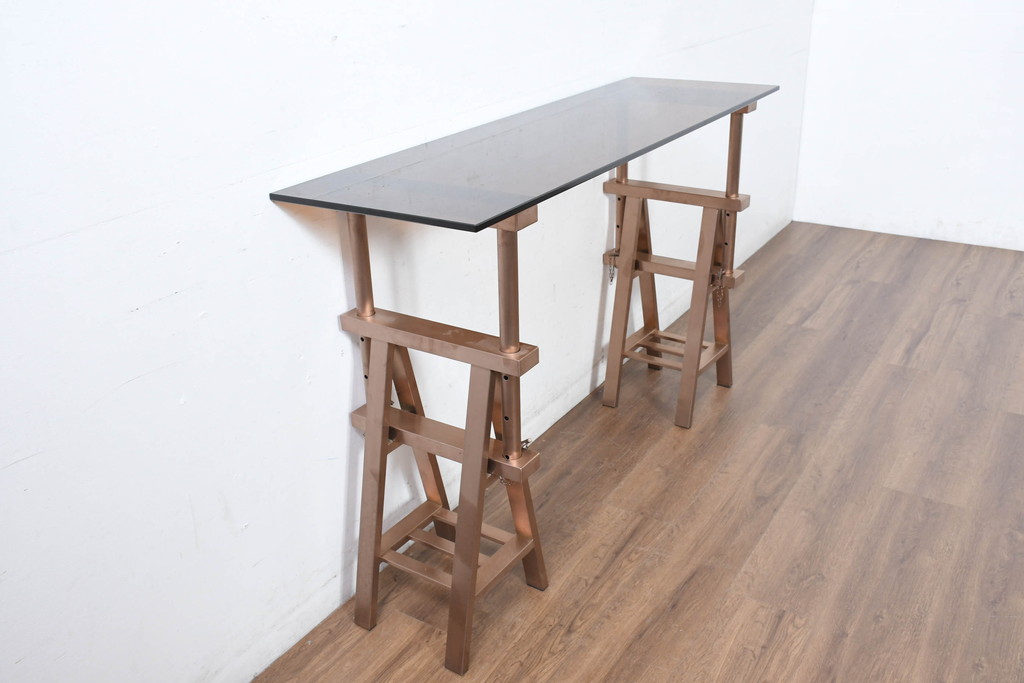 中古　超美品　展示品　希少モデル　+CASA(プラスカーサ)　MAISON DE FAMILLE(メゾン・ドゥ・ファミーユ)取り扱い　マルク・ベルチェ風デザイン　洗練されたブラウンガラストップとメタル架構脚がエレガントさを引き立てる作業台風コンソールテーブル(サイドテーブル、アトリエテーブル、机、飾り台、店舗什器)(R-083218)