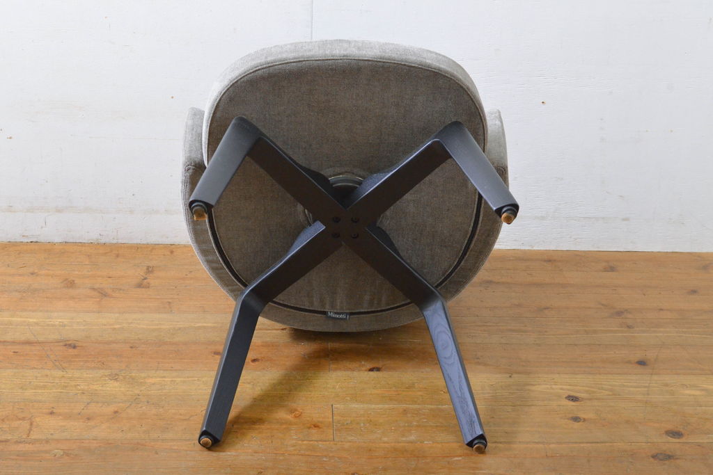 中古　超美品　イタリア　ミノッティ(Minotti)　シンプルモダンなデザインが美しい回転式ダイニングチェア(定価35万円)(回転イス、椅子)(R-061465)