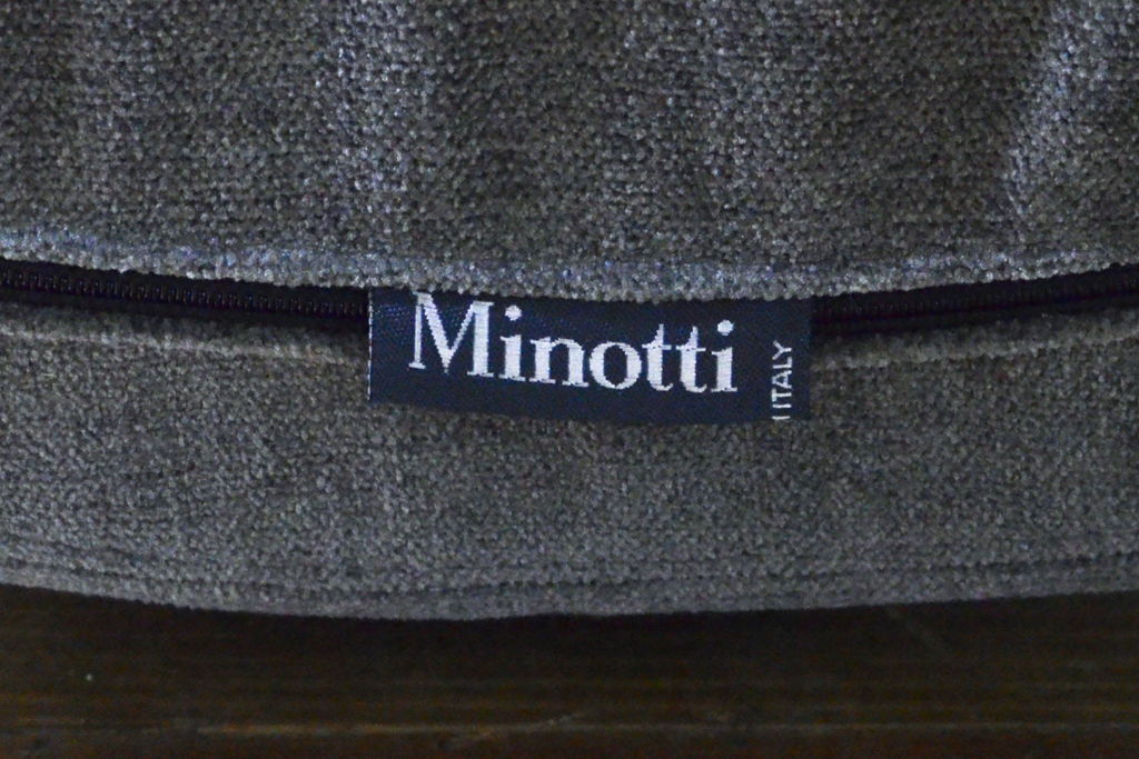 中古　超美品　イタリア　ミノッティ(Minotti)　シンプルモダンなデザインが美しい回転式ダイニングチェア(定価35万円)(回転イス、椅子)(R-061467)