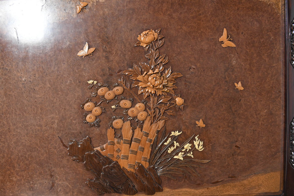和製ビンテージ　超美品　最高級　シタン(紫檀)材とカリン(花梨)材　鳥眼杢を背景に竹の意匠と花蝶図の彫刻が映える雅な衝立て(衝い立て、パーテーション、仕切り、ヴィンテージ)(R-083423)