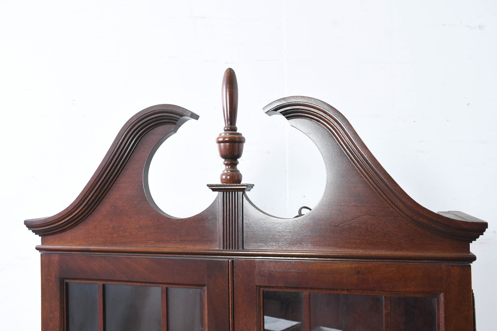 アメリカビンテージ　老舗工房　Jasper Cabinet(ジャスパーキャビネット)社　クラッシックデザインの小振りなビューローブックケース(ライディングビューロー、ライティングデスク、机、ワークデスク、本箱、本棚、飾り棚、収納棚、戸棚、引き出し、在宅用、在宅ワーク用、簿記机、ヴィンテージ)(R-083374)