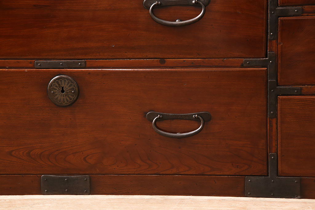 和製アンティーク　前面ケヤキ材　上品な金具が特徴的な2段重ね仙台箪笥(和タンス、引き出し)(R-052547)