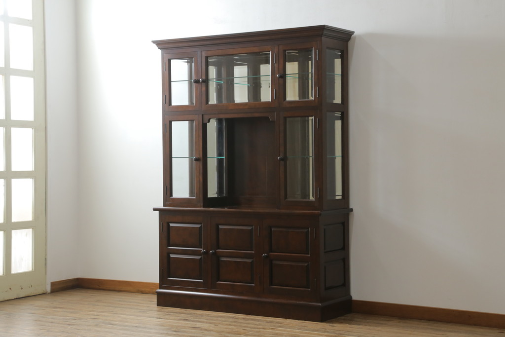中古　超美品　松本民芸家具　特注品　三面ガラス　シックでクラシカルな佇まいが魅力的なキュリオケース(キャビネット、ガラスケース、ショーケース、飾り棚、食器棚、陳列棚、店舗什器)(定価約96万円)(R-058572)