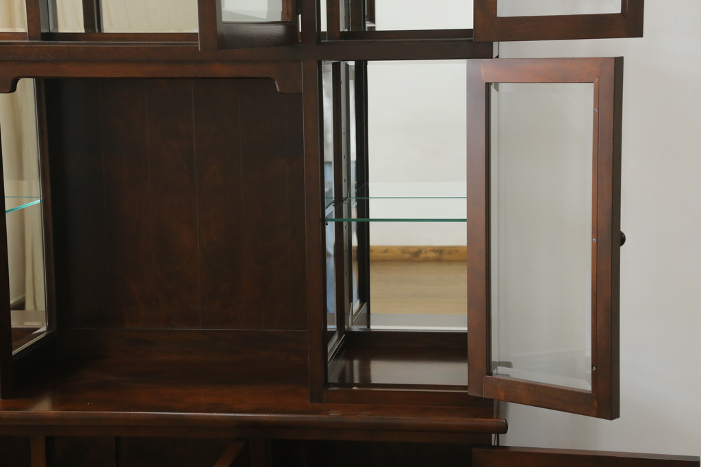 中古　超美品　松本民芸家具　特注品　三面ガラス　シックでクラシカルな佇まいが魅力的なキュリオケース(キャビネット、ガラスケース、ショーケース、飾り棚、食器棚、陳列棚、店舗什器)(定価約96万円)(R-058572)