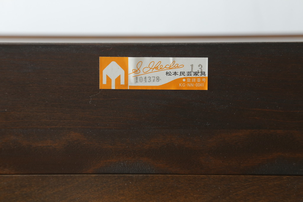 中古　超美品　松本民芸家具　特注品　三面ガラス　シックでクラシカルな佇まいが魅力的なキュリオケース(キャビネット、ガラスケース、ショーケース、飾り棚、食器棚、陳列棚、店舗什器)(定価約96万円)(R-058572)