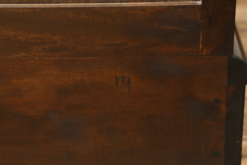 中古　超美品　松本民芸家具　特注品　三面ガラス　シックでクラシカルな佇まいが魅力的なキュリオケース(キャビネット、ガラスケース、ショーケース、飾り棚、食器棚、陳列棚、店舗什器)(定価約96万円)(R-058572)