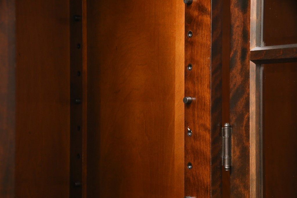 中古　美品　北海道民芸家具　天板・丸脚付リメイク　クラシカルな佇まいが魅力的なキャビネット(サイドボード、収納棚、戸棚、食器棚、ブックケース)(R-057889)