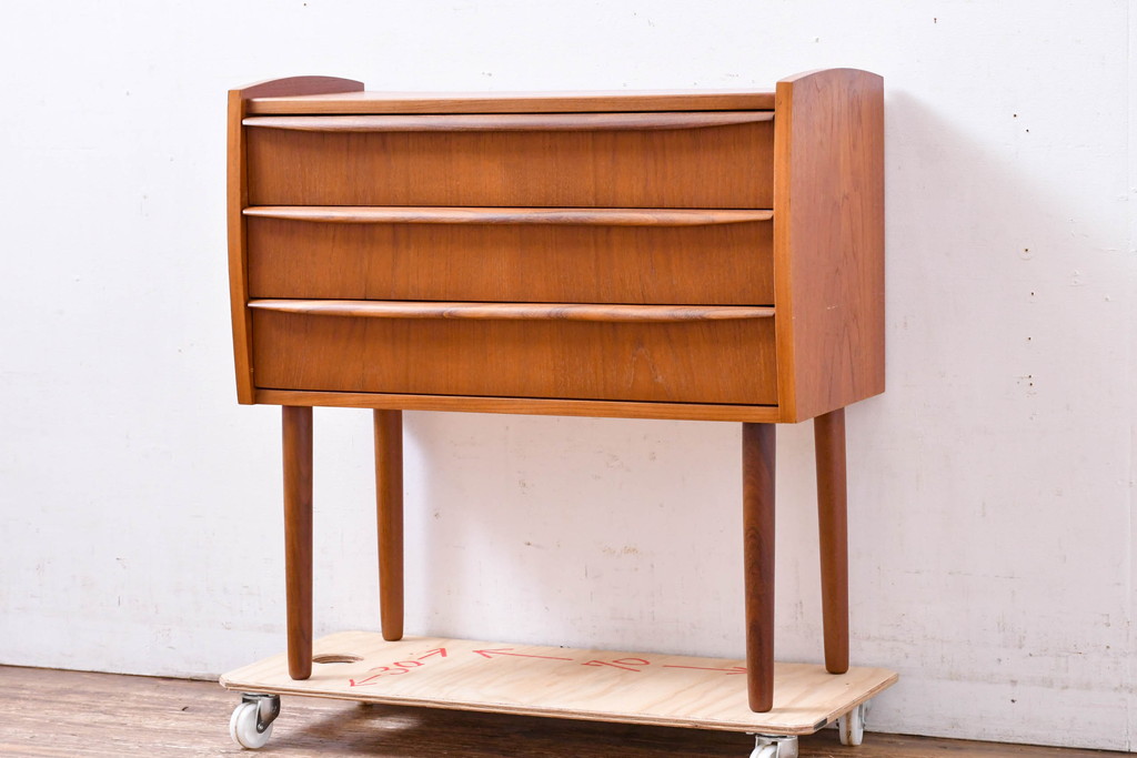デンマークビンテージ　美品　 HAKUHANMOKUZAI(白半木材)　チーク材　すらっとした脚が愛らしいスモールチェスト(サイドチェスト、引き出し、サイドボード、ヴィンテージ、北欧)(R-083265)