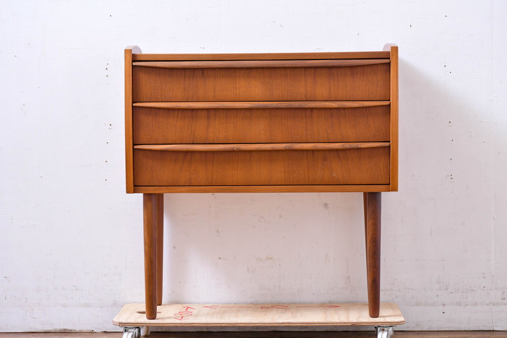 デンマークビンテージ　美品　 HAKUHANMOKUZAI(白半木材)　チーク材　すらっとした脚が愛らしいスモールチェスト(サイドチェスト、引き出し、サイドボード、ヴィンテージ、北欧)(R-083265)