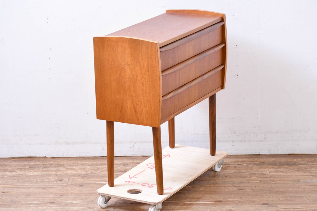 デンマークビンテージ　美品　 HAKUHANMOKUZAI(白半木材)　チーク材　すらっとした脚が愛らしいスモールチェスト(サイドチェスト、引き出し、サイドボード、ヴィンテージ、北欧)(R-083265)