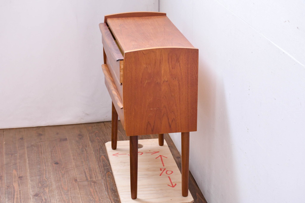 デンマークビンテージ　美品　 HAKUHANMOKUZAI(白半木材)　チーク材　すらっとした脚が愛らしいスモールチェスト(サイドチェスト、引き出し、サイドボード、ヴィンテージ、北欧)(R-083265)