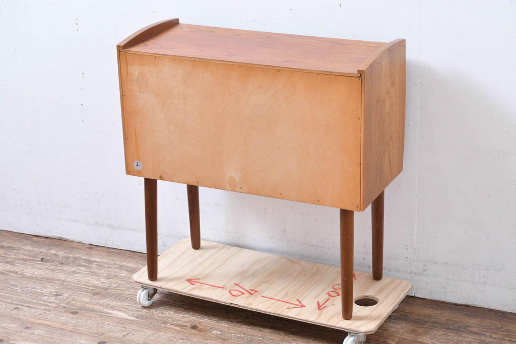 デンマークビンテージ　美品　 HAKUHANMOKUZAI(白半木材)　チーク材　すらっとした脚が愛らしいスモールチェスト(サイドチェスト、引き出し、サイドボード、ヴィンテージ、北欧)(R-083265)