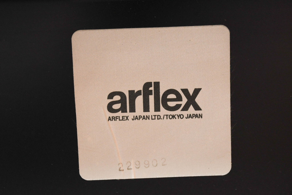 中古　arflex(アルフレックス)　TAVOLO NAVE(タボロ・ナーベ)　空間に調和しながらも存在感を放つダイニングテーブル(4人掛け、4人用、作業台、食卓)(現行定価約55万円)(R-083256)